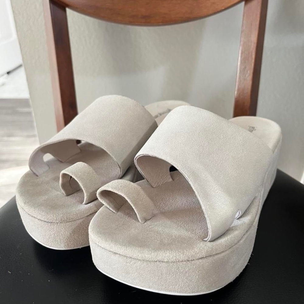 Jeffrey Campbell Beige Suede Leather Flatform Sandals with 1 Toe Strap